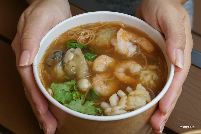 [土城 麵鬍子 福氣貨櫃市集]麵線控必訪  大腸麵線好吃到爆炸 中南部黑白醬肉圓這裡也吃得到 - 安妮的天空