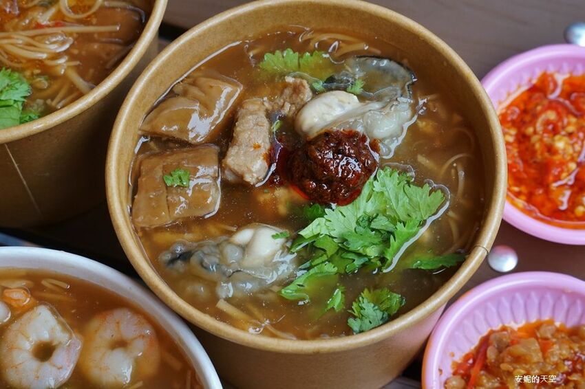 [土城 麵鬍子 福氣貨櫃市集]麵線控必訪  大腸麵線好吃到爆炸 中南部黑白醬肉圓這裡也吃得到 - 安妮的天空