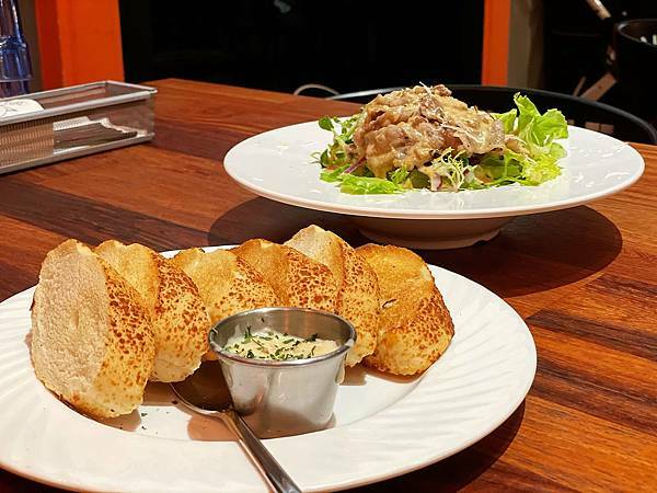 林口三井│eat enjoy意享美式餐廳-地表最強千層蛋糕，被美式餐廳耽誤的甜點店-奶油蟹肉醬麵包