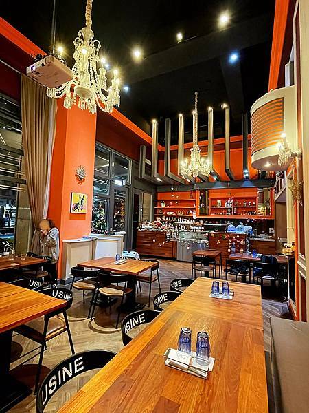 林口三井│eat enjoy意享美式餐廳-地表最強千層蛋糕，被美式餐廳耽誤的甜點店-挑高空間