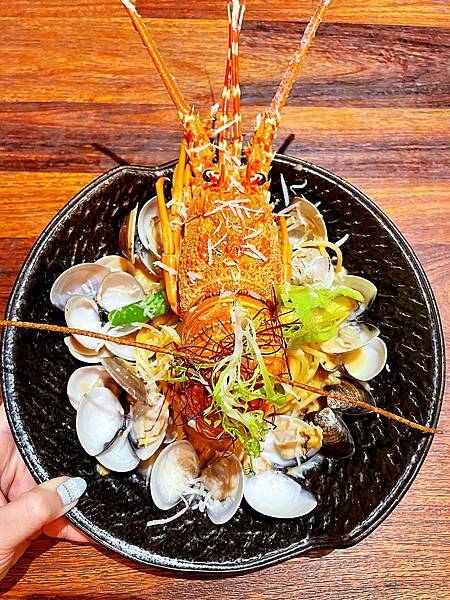 林口三井│eat enjoy意享美式餐廳-地表最強千層蛋糕，被美式餐廳耽誤的甜點店-龍蝦蛤蠣痛風義大利麵