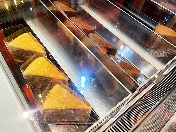 林口三井│eat enjoy意享美式餐廳-地表最強千層蛋糕，被美式餐廳耽誤的甜點店-招牌千層蛋糕