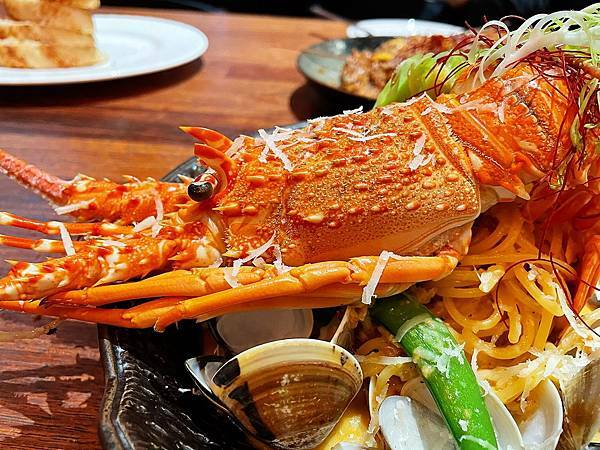 林口三井│eat enjoy意享美式餐廳-地表最強千層蛋糕，被美式餐廳耽誤的甜點店-龍蝦蛤蠣痛風義大利麵