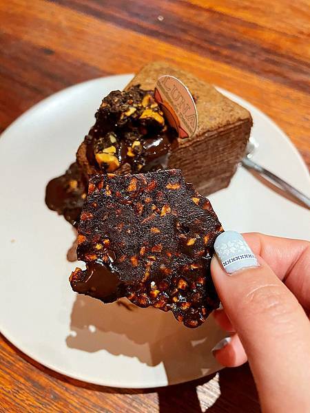 林口三井│eat enjoy意享美式餐廳-地表最強千層蛋糕，被美式餐廳耽誤的甜點店-招牌千層蛋糕