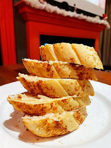 林口三井│eat enjoy意享美式餐廳-地表最強千層蛋糕，被美式餐廳耽誤的甜點店-奶油蟹肉醬麵包