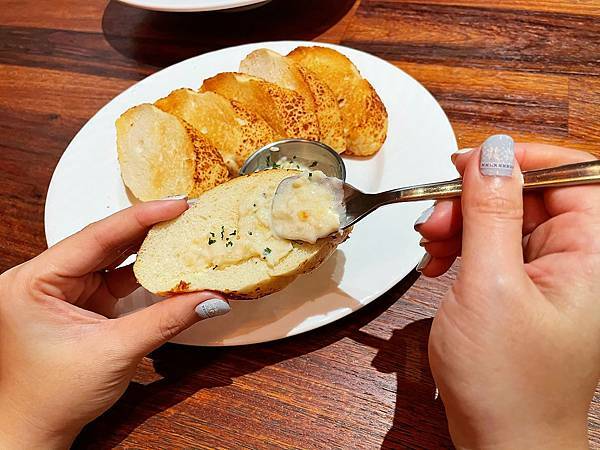 林口三井│eat enjoy意享美式餐廳-地表最強千層蛋糕，被美式餐廳耽誤的甜點店-奶油蟹肉醬麵包