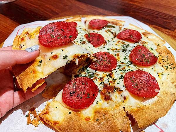 林口三井│eat enjoy意享美式餐廳-地表最強千層蛋糕，被美式餐廳耽誤的甜點店-墨西哥辣椒臘腸比薩