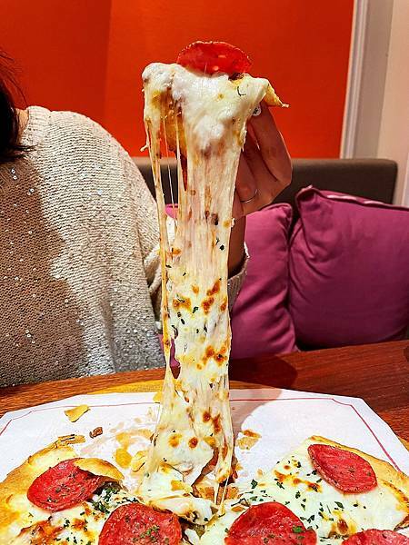 林口三井│eat enjoy意享美式餐廳-地表最強千層蛋糕，被美式餐廳耽誤的甜點店-墨西哥辣椒臘腸比薩