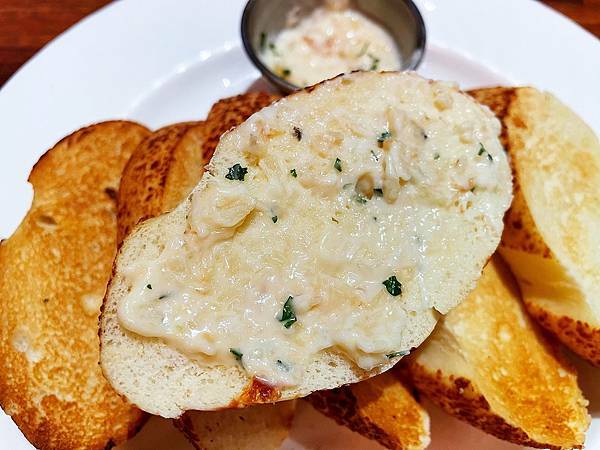 林口三井│eat enjoy意享美式餐廳-地表最強千層蛋糕，被美式餐廳耽誤的甜點店-奶油蟹肉醬麵包