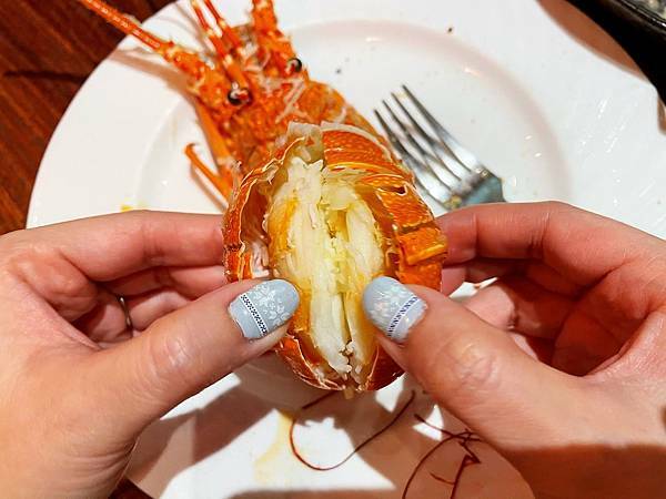 林口三井│eat enjoy意享美式餐廳-地表最強千層蛋糕，被美式餐廳耽誤的甜點店-龍蝦蛤蠣痛風義大利麵