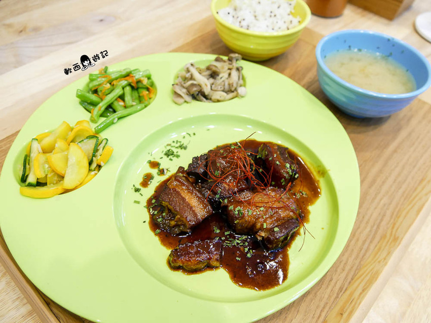 信義區寵物友善餐廳推薦》阿公的汪喵厝●不必再把狗狗留在家!超大狗狗奔跑空間寵物友善餐廳 健康營養美味餐食毛孩與主人都能吃 - 軟西，遊記