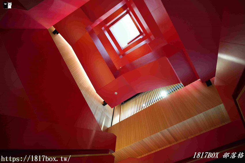 【台南。永康】臺南市立圖書館總館。金色格柵外觀、天井藝術、大紅樓梯等大特色必朝聖 @1817BOX部落格