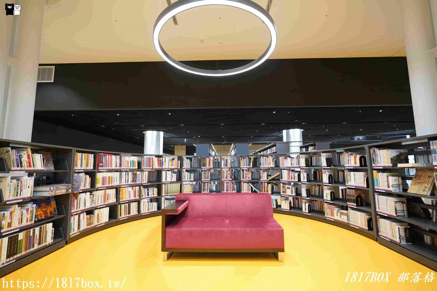 【台南。永康】臺南市立圖書館總館。金色格柵外觀、天井藝術、大紅樓梯等大特色必朝聖 @1817BOX部落格