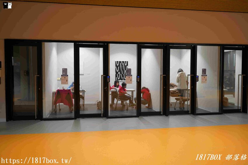 【台南。永康】臺南市立圖書館總館。金色格柵外觀、天井藝術、大紅樓梯等大特色必朝聖 @1817BOX部落格