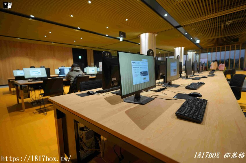 【台南。永康】臺南市立圖書館總館。金色格柵外觀、天井藝術、大紅樓梯等大特色必朝聖 @1817BOX部落格