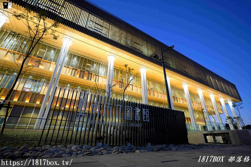 【台南。永康】臺南市立圖書館總館。金色格柵外觀、天井藝術、大紅樓梯等大特色必朝聖 @1817BOX部落格
