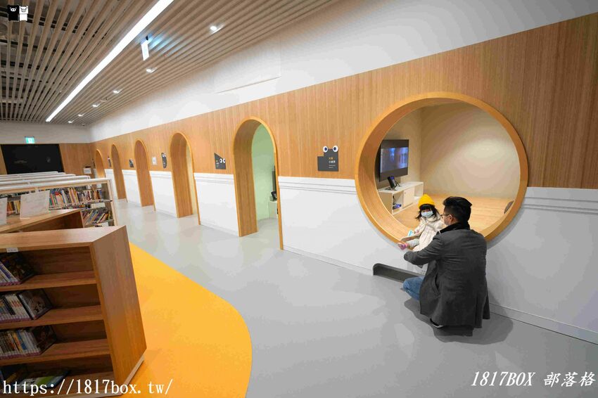 【台南。永康】臺南市立圖書館總館。金色格柵外觀、天井藝術、大紅樓梯等大特色必朝聖 @1817BOX部落格
