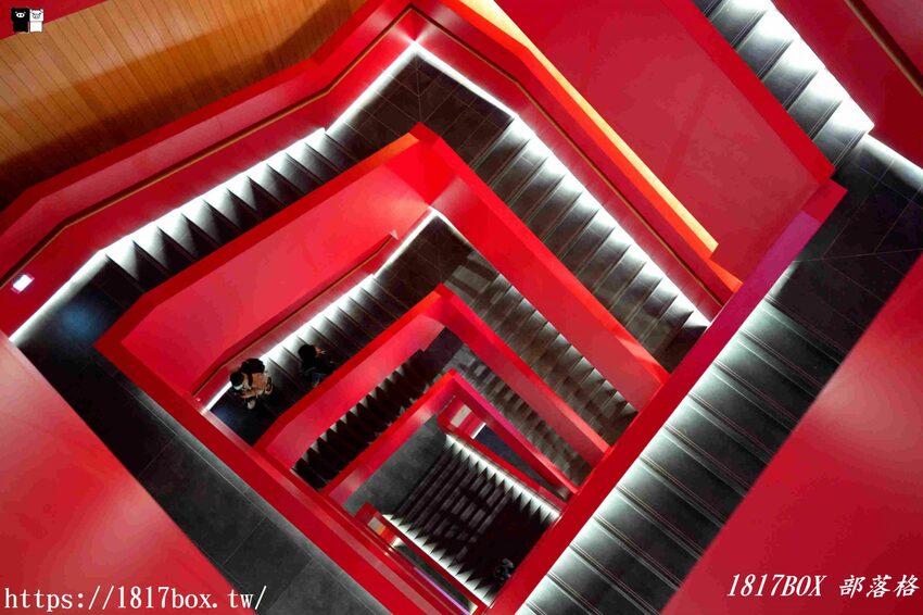 【台南。永康】臺南市立圖書館總館。金色格柵外觀、天井藝術、大紅樓梯等大特色必朝聖 @1817BOX部落格