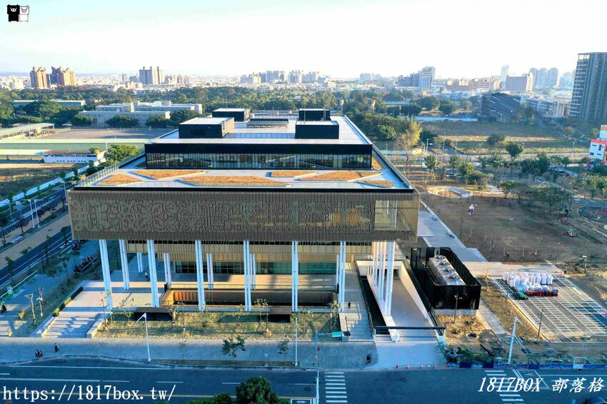 【台南。永康】臺南市立圖書館總館。金色格柵外觀、天井藝術、大紅樓梯等大特色必朝聖 @1817BOX部落格