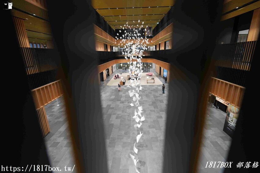 【台南。永康】臺南市立圖書館總館。金色格柵外觀、天井藝術、大紅樓梯等大特色必朝聖 @1817BOX部落格