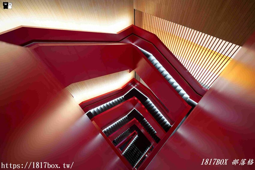 【台南。永康】臺南市立圖書館總館。金色格柵外觀、天井藝術、大紅樓梯等大特色必朝聖 @1817BOX部落格