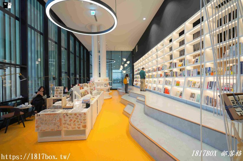 【台南。永康】臺南市立圖書館總館。金色格柵外觀、天井藝術、大紅樓梯等大特色必朝聖 @1817BOX部落格