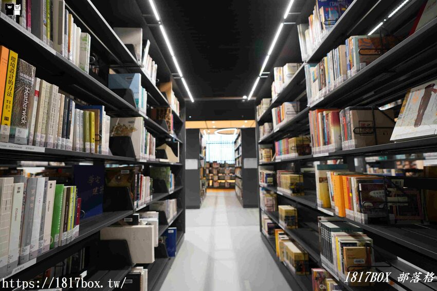 【台南。永康】臺南市立圖書館總館。金色格柵外觀、天井藝術、大紅樓梯等大特色必朝聖 @1817BOX部落格