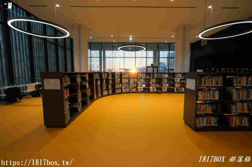 【台南。永康】臺南市立圖書館總館。金色格柵外觀、天井藝術、大紅樓梯等大特色必朝聖 @1817BOX部落格