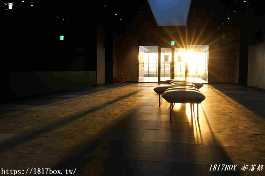 【台南。永康】臺南市立圖書館總館。金色格柵外觀、天井藝術、大紅樓梯等大特色必朝聖 @1817BOX部落格