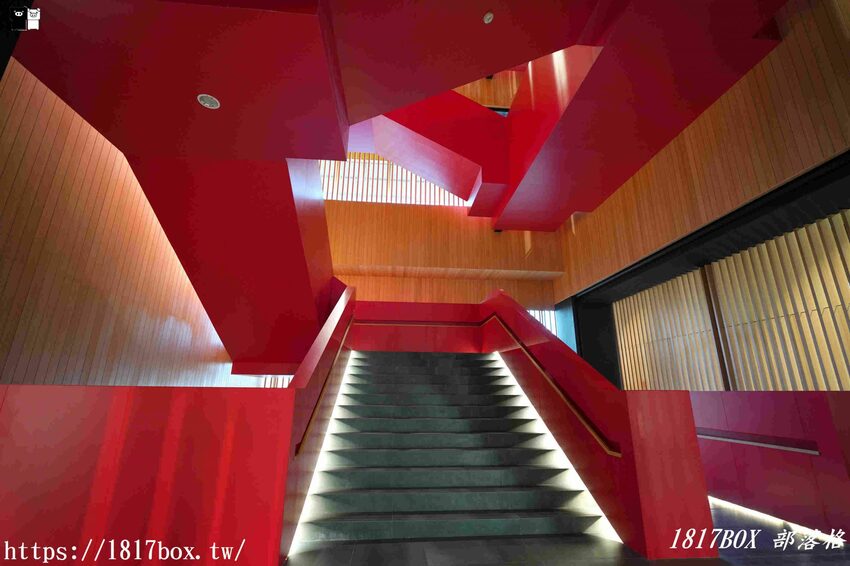 【台南。永康】臺南市立圖書館總館。金色格柵外觀、天井藝術、大紅樓梯等大特色必朝聖 @1817BOX部落格