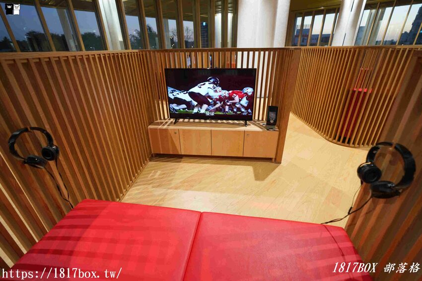 【台南。永康】臺南市立圖書館總館。金色格柵外觀、天井藝術、大紅樓梯等大特色必朝聖 @1817BOX部落格