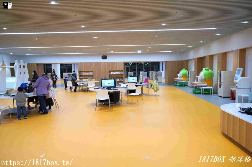 【台南。永康】臺南市立圖書館總館。金色格柵外觀、天井藝術、大紅樓梯等大特色必朝聖 @1817BOX部落格