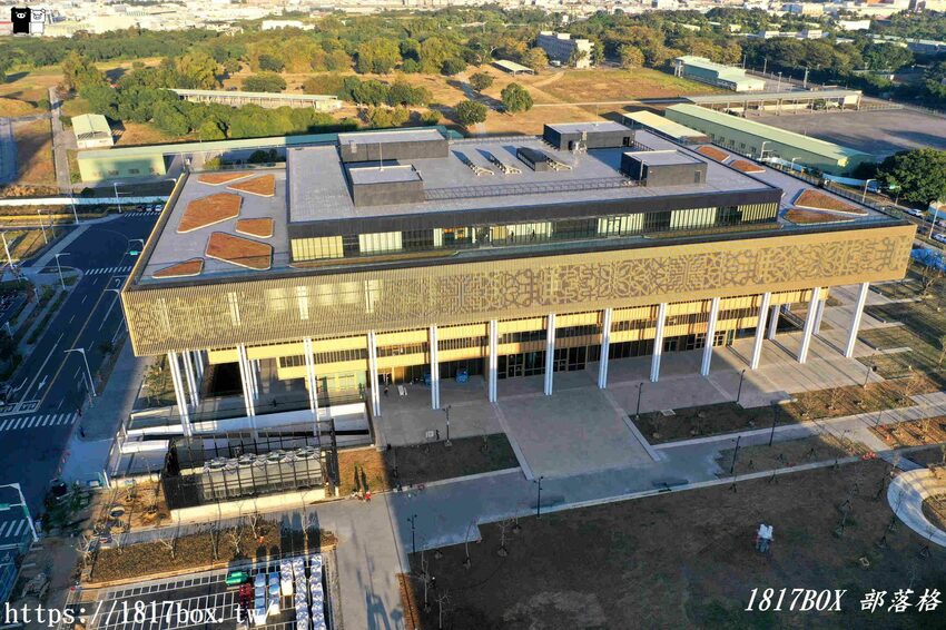 【台南。永康】臺南市立圖書館總館。金色格柵外觀、天井藝術、大紅樓梯等大特色必朝聖 @1817BOX部落格