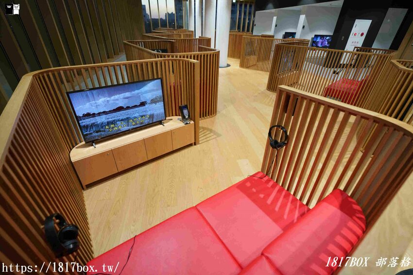 【台南。永康】臺南市立圖書館總館。金色格柵外觀、天井藝術、大紅樓梯等大特色必朝聖 @1817BOX部落格