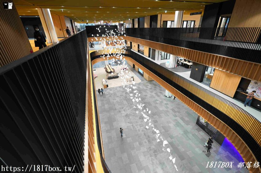 【台南。永康】臺南市立圖書館總館。金色格柵外觀、天井藝術、大紅樓梯等大特色必朝聖 @1817BOX部落格