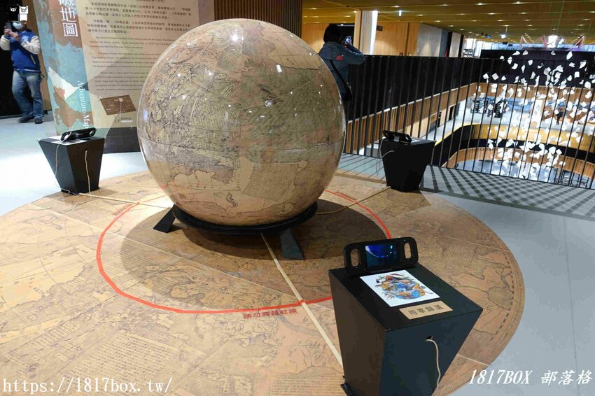 【台南。永康】臺南市立圖書館總館。金色格柵外觀、天井藝術、大紅樓梯等大特色必朝聖 @1817BOX部落格