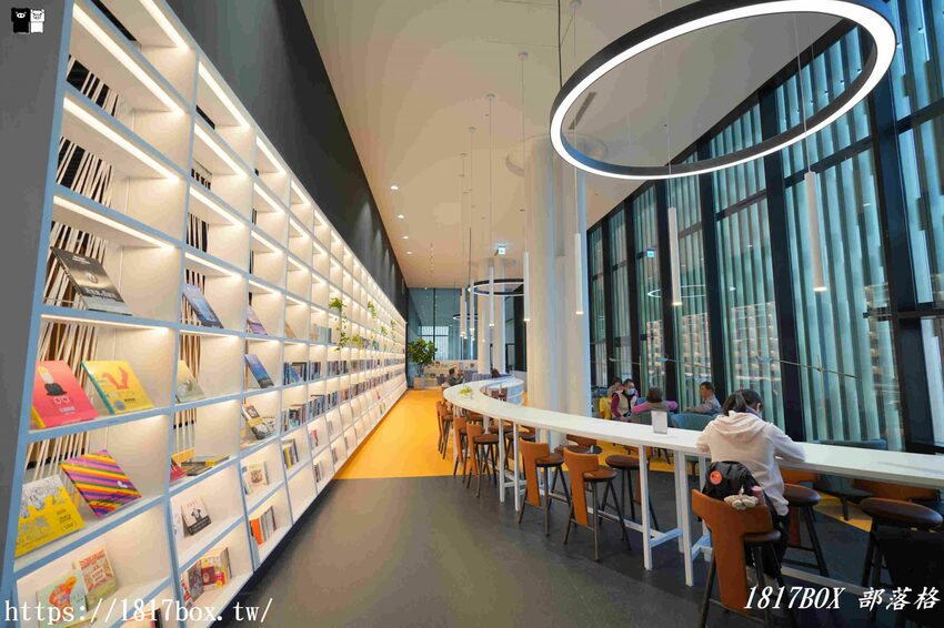 【台南。永康】臺南市立圖書館總館。金色格柵外觀、天井藝術、大紅樓梯等大特色必朝聖 @1817BOX部落格