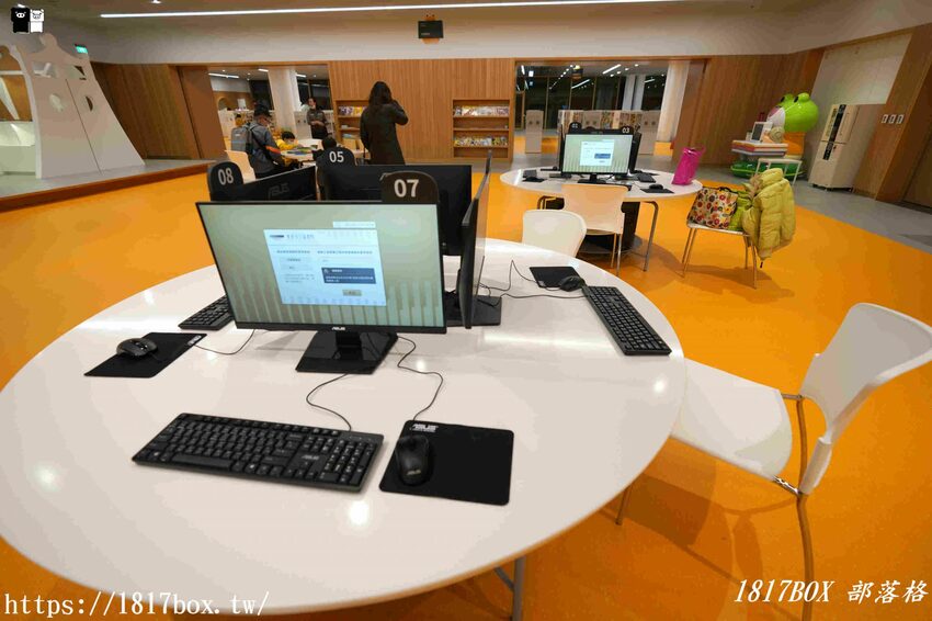 【台南。永康】臺南市立圖書館總館。金色格柵外觀、天井藝術、大紅樓梯等大特色必朝聖 @1817BOX部落格