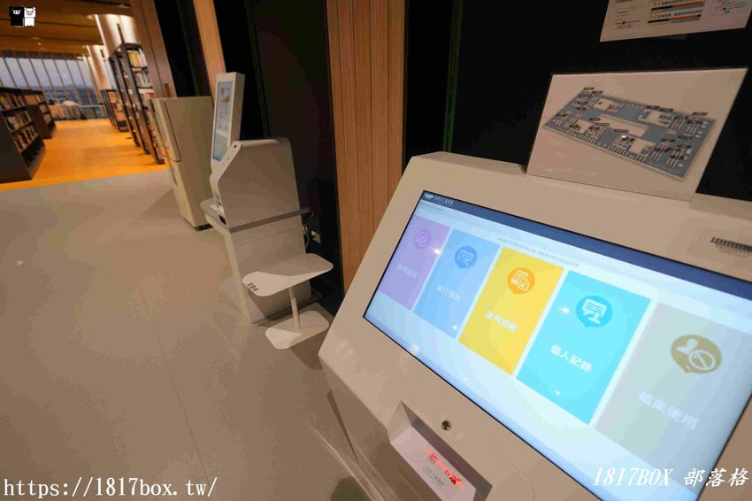 【台南。永康】臺南市立圖書館總館。金色格柵外觀、天井藝術、大紅樓梯等大特色必朝聖 @1817BOX部落格