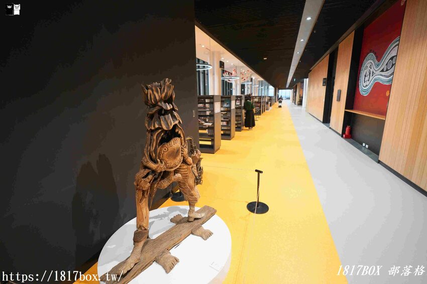 【台南。永康】臺南市立圖書館總館。金色格柵外觀、天井藝術、大紅樓梯等大特色必朝聖 @1817BOX部落格