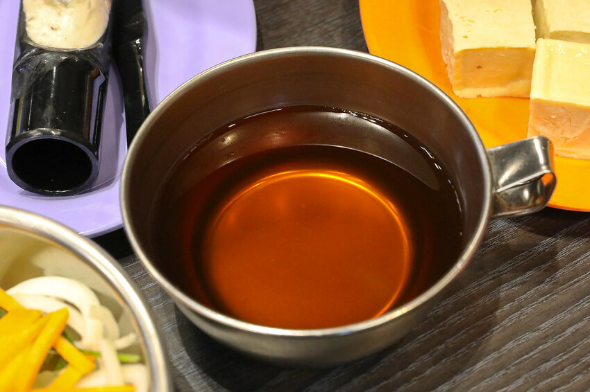 想吃什麼自己拿～現炒爆香的美味，兩層樓超寬敞平價自助石頭火鍋店！