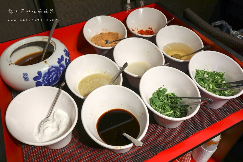 想吃什麼自己拿～現炒爆香的美味，兩層樓超寬敞平價自助石頭火鍋店！