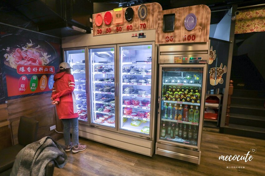 想吃什麼自己拿～現炒爆香的美味，兩層樓超寬敞平價自助石頭火鍋店！