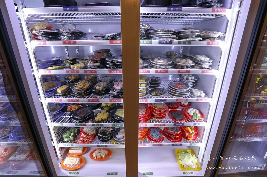 想吃什麼自己拿～現炒爆香的美味，兩層樓超寬敞平價自助石頭火鍋店！