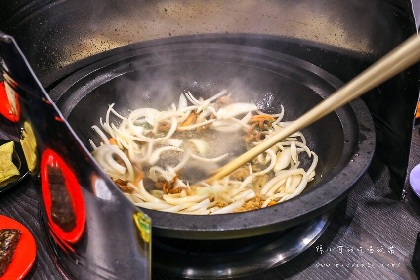想吃什麼自己拿～現炒爆香的美味，兩層樓超寬敞平價自助石頭火鍋店！