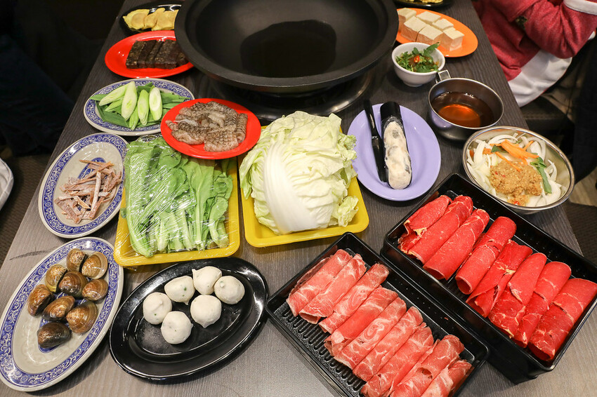 想吃什麼自己拿～現炒爆香的美味，兩層樓超寬敞平價自助石頭火鍋店！