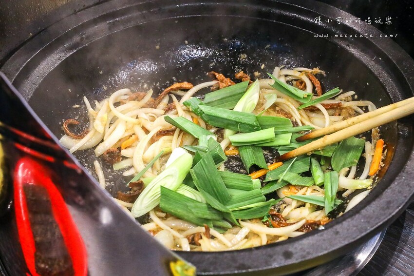想吃什麼自己拿～現炒爆香的美味，兩層樓超寬敞平價自助石頭火鍋店！