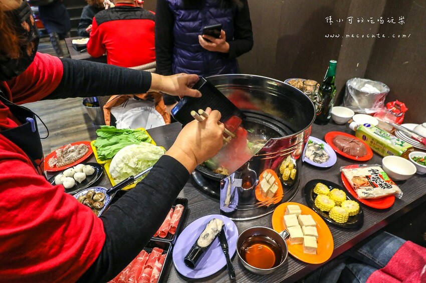 想吃什麼自己拿～現炒爆香的美味，兩層樓超寬敞平價自助石頭火鍋店！