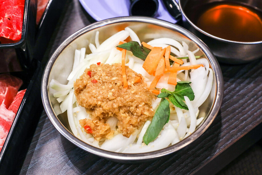 想吃什麼自己拿～現炒爆香的美味，兩層樓超寬敞平價自助石頭火鍋店！