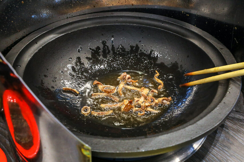 想吃什麼自己拿～現炒爆香的美味，兩層樓超寬敞平價自助石頭火鍋店！